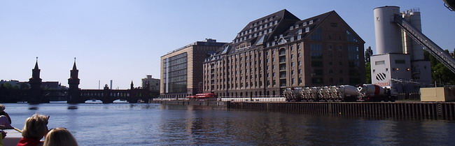 auf der Spree, Blick nach Westen zur Oberbaumbrücke am Osthafen