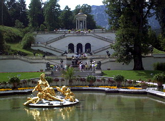 Wasserparterre mit Königslinde (re.)